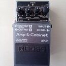 Kytarový pedál značky BOSS, model IR-2 Amp & Cabinet. Zařízení má šedý kovový povrch s ovládacími knoflíky pro Bass, Middle a Treble. Na šasi jsou vi…