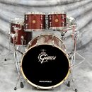 Bubnová sada v tmavě hnědé barvě s texturou dřeva a chromovaným kováním. Na přední bláně basového bubnu je bílé logo Gretsch a nápis DRUMCENTER.CZ. S…