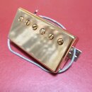Zlatý humbucker s kovovým krytem a šesti viditelnými šrouby. K snímači vede stříbrný opletený kabel. Povrch krytu vykazuje drobné škrábance a známky…