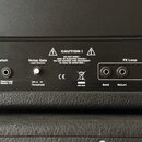 Detail zadní strany kytarového zesilovače s ovládacími prvky. Jsou zde dva vstupy pod nápisem Footswitch (Mid Boost FX Loop off/on a Clean/Lead Maste…