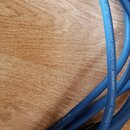 Modré audio kabely s kovovými konektory. Na plášti kabelu je bílý nápis: SC-THE STAGE 22 highflex (OFC) 1x2x0,22mm² (AWG24) by SOMMER CABLE Germany.…
