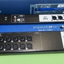 Černý rackový digitální mixér s modrým panelem uprostřed. Na modrém panelu je bílý nápis Soundcraft Ui 16 a loga lexicon, dbx a DiGiTech. Zařízení ob…