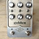 Kytarový efekt v kovovém šasi s nápisem golden REVERBERATOR a logem UA. Zařízení má šest ovládacích knoflíků s popisky DECAY, PREDELAY, MIX, BASS, TR…
