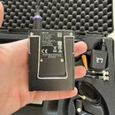 Černý bodypack vysílač s nápisem EW-D SK: Bodypack Transmitter. Na štítku jsou uvedeny údaje Art. No.: 105763, Freq. Range: Me-9, Freq: 408.7 MHz, Se…
