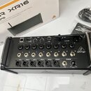 Černý digitální mixér s nápisem XR16 a logem behringer. Zařízení má řadu vstupních konektorů, ovládací prvky pro USB a MIDI oraz regulační knoflík u…
