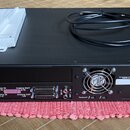 Černý rackový audio rozhraní s nápisem Symphony I/O MK II Built in U.S.A. Na zadním panelu jsou viditelné konektory Analog IN 1-8, Analog OUT 1-8, An…