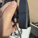 Černý mikrofon s připevněným klipem. Na bílém štítku je viditelný nápis beyerdynamic, TG I 529 a Serial No. Povrch plastu je matný s několika vlisova…