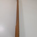 Fotografie zachycuje dřevěný hmatník kytary z profilu. Povrch je v přirozené dřevěné barvě s viditelnou strukturou slátek. Podél hrany jsou rozmístěn…