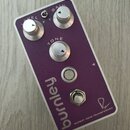 Fialový kytarový efekt s nápisem burnley a označením RUPERT NEVE TRANSFORMER. Na horní straně jsou tři stříbrné otočné knoflíky s popisky LEVEL, GAIN…