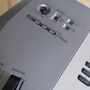 Detail stříbrného ovládacího panelu klaviatury s nápisem PROFESSIONAL WORKSTATION 9000 Pro. Na panelu jsou umístěny ovratovací knoflík s popiskem INP…