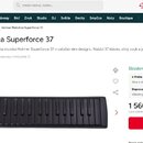 Černá foukací klávesová harmonika s 37 klávesy. Na levém boku je vidět bílý nápis HOHNER a vedle něj menší text Superforce 37 MELODICA. Nástroj je v…