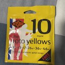 Žluté balení strun pro elektrickou kytaru s nápisem roto yellows a číslem 10 regular. Na obalu je logo ROTOSOUND, nápis nickel on steel electric guit…