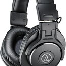 Černá uzavřená sluchátka s polstrovaným náhrobkem a mušlemi z koženky. Na vnější straně mušle je nápis ATH-M30x a logo Audio-Technica. Na náhrobku je…