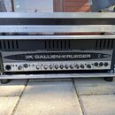 Černý basový zesilovač Gallien-Krueger model 700RB umístěný v transportním case s hliníkovými hranami. Na předním panelu jsou viditelné nápisy GK GAL…