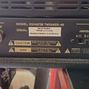 Zadní panel kytarového zesilovače s nápisem MODEL: EGNATER TWEAKER-40. Je zde vidět štítek se Serial Number: TWK40-07111445 a varovné nápisy CAUTION…