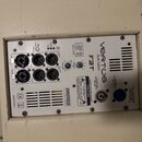 Zadávací panel bílého aktivního reproduktoru značky VERTUS FBT, model CLA 208SA. Panel obsahuje vstupy a výstupy typu XLR, ovrtovací prvky pro PHASE,…