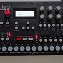 Černý analogový syntetizátor s nápisy „analog“ a „FOUR 4 Voice Analog Synthesizer“ vlevo oraz logo „elektron“ vpravo. Přístroj obsahuje několik řad š…