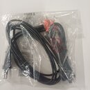 V průhledném plastovém sáčku jsou dva černé kabely. Jeden kabel má na koncích konektory typu jack, druhý kabel je zakončen červeným a bílým RCA konek…
