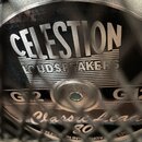 Detailní záběr na reproduktor s černým krytem. Je na něm vidět bílý nápis CELESTION a pod ním LOUDSPEAKERS. Dále jsou čitelné označení G12, Classic L…