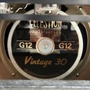 Fotografie zachicuje zadní stranu reproduktoru s černým krytem a zlatými nápisy. Jsou zde viditelné texty CELESTION LOUDSPEAKERS, G12 G12 a Vintage 3…