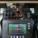 Digitální mixážní pult značky ALLEN&HEATH, model CQ-12T. Zařízení je umístěno v transportním case a má zapnutý barevný displej s ovládacími prvky. V…