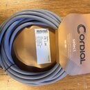 Šedý svítkový kabel s konektorem typu jack, svinutý v kruh. Na bílém štítku je uveden nápis Speaker CTL 5 PP, Stage, délka 5m/16ft a čárcový kód 4 25…