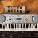 Stříbrný digitální klavír značky MEDELI, model mc70. Nástroj má vestavěné reproduktory po obou stranách a ovládací panel s displejem a tlačítky. Souč…