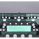 Černý rackový kytarový zesilovač s nápisem KEMPER na levé straně a PROFILING AMPLIFIER vpravo. Přední panel obsahuje LCD displej, řadu tlačítek, otoč…