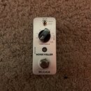 Stříbrný kytarový pedál s nápisem NOISE KILLER a logem MOOER. Na horní straně jsou ovládací prvky: knoflík THRESHOLD, knoflík INPUT a přepínač Hard/S…