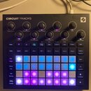 Černý sekvenční syntetizátor s nápisem CIRCUIT TRACKS a logem Novation v pravém horním rohu. Zařízení obsahuje řadu otočných potenciometrů s označení…