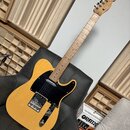 Elektrická kytara s přírodním dřevěným povrchem těla a černým pickguardem. Na hlavě hředu je viditelné logo Fender. Kytara má dva snímače, chromovaný…