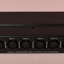 Černý rackový patchbay s 16 vstupními XLR konektory. Na levé straně je bílý nápis P16 a vedle něj text Sixteen Channel XLR Balanced Patch Bay. V prav…