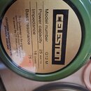 Záběr na zadní stranu reproduktoru s olivově zeleným kovovým rámem. Na zlatovém štítku je uvedeno logo CELESTION a text: Model number G12 M, Power ca…