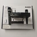 Fotografie zobrazuje bezdrátový mikrofonní systém v původním kartónovém balení. Na krabici je nápis WMS 420 WIRELESS MICROPHONE SYSTEM a logo AKG by…
