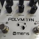 Bílý efekt pedál s šesti černými otočnými knoflíky. Na povrchu jsou nápisy MULTIPLY, DIMENSION a DYNAMICS pod knoflíky, dále velký nápis POLYMOON s g…