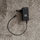 Černý obdélníkový adaptér s připojeným kabelem a 3,5mm jack konektorem. Na povrchu je bílý nápis VOCAL, logo GO a text GAIN 48V. Vedle nápisu VOCAL j…