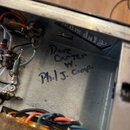 Detail vnitřku kovového šasi s elektronickými součástkami a zapojením kabelů. Na vnitřní stěně je modrým inkoustem ručně napsáno: „Dave Carter W. Phi…