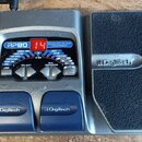 Šedý kytarový procesor Digitech RP80 Modeling Guitar Processor s integrovaným expresním pedálem. Zařízení má digitální displej zobrazující červenou č…