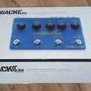 Modrá efektová pedál s nápisem FLASHBACK x4 a logem tc electronic. Na horní straně jsou čtyři ovládací knoflíky s popisky SUBDIV, DELAY, FEEDBACK a L…