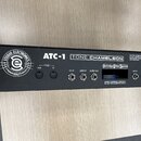 Černý rackový přístroj s nápisy STUDIO ELECTRONICS, ATC-1 a TONE CHAMELEON. Na zadní straně jsou konektory power, midi out, midi in, c.v. in, gate in…