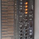 Černý MIDI kontrolér s klaviaturaí a ovládacím panelem. Na boku je svisle napsáno ARTURIA. Panel obsahuje oranžové posuvníky, několik černých otočnýc…