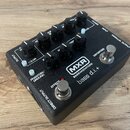 Černý kytarový pedál s nápisy MXR, BASS INNOVATIONS a bass d.i.+. Zařízení má několik černých otočných knoflíků s popisky OUTPUT, COLOR, VO, TOP BO,…