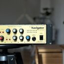 Zlatý rackový Hybrid Bass Guitar PreAmplifier s nápisem The Navigator World Tour Class. Zařízení obsahuje několik regulačních knoflíků, přepínačů a j…