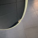 Detailní záběr na hranu černého hudebního nástroje s bílým lemováním. Na povrchu je v místě spoje těla a lemování viditelné odloupení laku a poškozen…