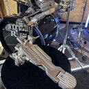 Kromě části bubnové sady značky TAMA ROGERS je na fotce vidět kovový basový pedál v chromovaném provedení. Na šlapáku je vyražen nápis Zildjian. Pedá…