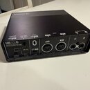Černý audio interface s nápisem UR22C AUDIO INTERFACE 32-bit/192kHz D-PRE. Na zadní straně jsou konektory USB 3.0, 5V DC, dva MIDI porty (OUT a IN) o…
