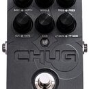 Šedý kytarový efekt s nápisem CHUG. Na horní straně jsou šest černých otočných oválů s popisky BASS-DEPTH, MIDDLE, TREB-PRES, CUT-GATE, GAIN a LF GAI…