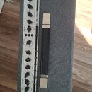 Kytarový zesilovač v šedém textilním potahu s kovovým ovládacím panelem. Na panelu je nápis SILVERLINE Guitar Amplifier a řada ovládacích knoflíků s…