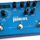 Modrý efektový pedál s nápisem strymon MOBIUS. Na horní straně se nachází pět černých otočných potenciometrů s popisky VALUE, SPEED, DEPTH, LEVEL, PA…