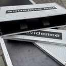 Tři hliníkové transportní kufry s černým vnitřkem. Na víčkách jsou černé nápisy pro evidence. Povrch kufrů vykazuje drobné škrábance a známky používá…